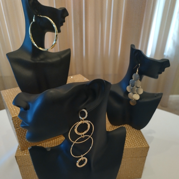 I have a variety of earrings that I'm selling for $5 to make room for more inven - Picture 4 of 10